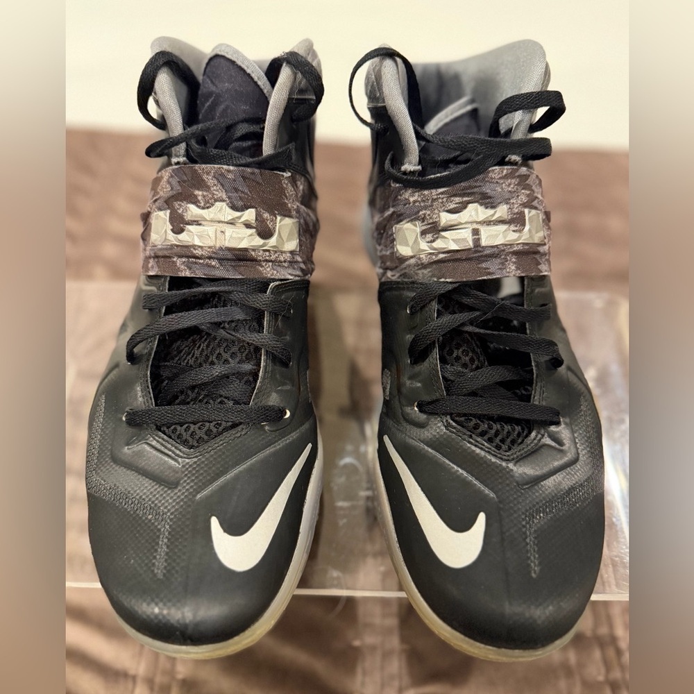 Men’s Nike sz 11 Black and Gray Basketball Shoes. - Picture 2 of 9